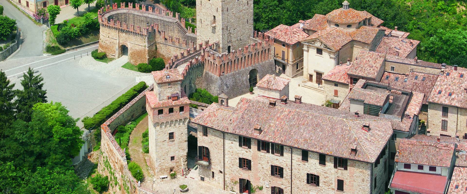 Borgo e Mastio fortificato di Vigoleno foto di Castelli del Ducato - Grafiche Step
